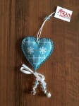 Kovové závesné srdiečko Snowflake má rozmery 8cm.