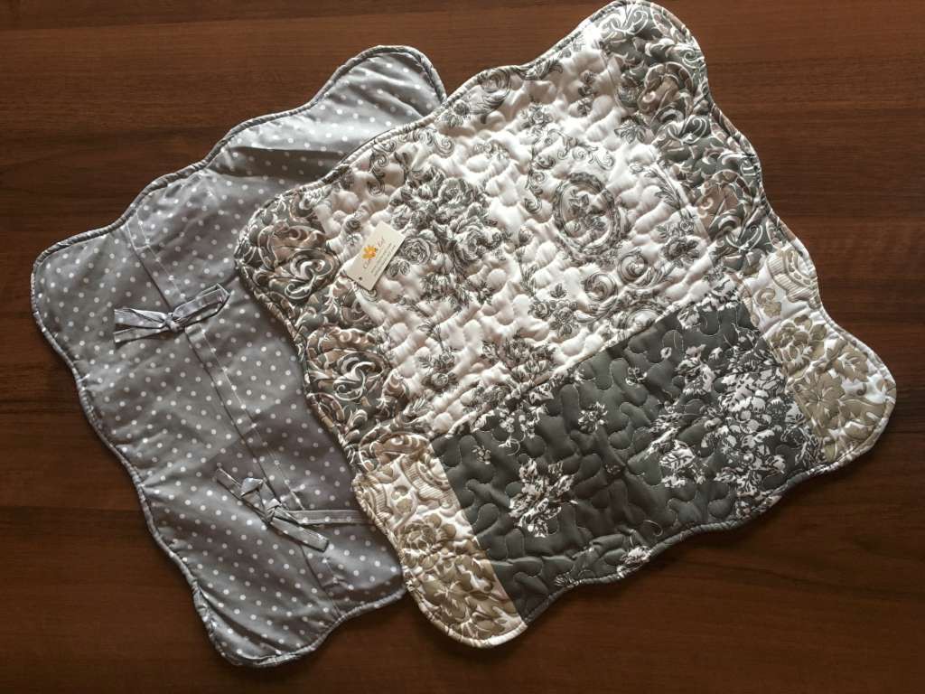 Vankúš 40 x 40 cm vrchná strana vzor, spodná bodky